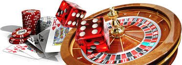Pengguna menikmati permainan roulette live casino melalui aplikasi mobile di malam hari